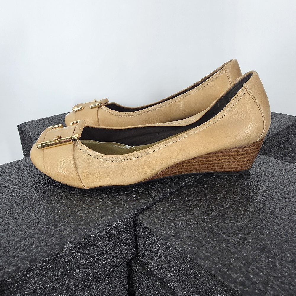 Me Too Campus Tan Leather Gold Buckle Wedge Pumps 8.5 Shoes